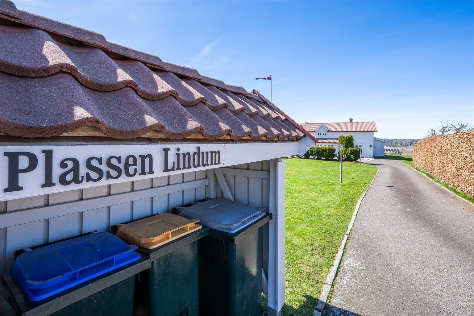 Eiendommen har en pent opparbeidet og asfaltert adkomstvei.