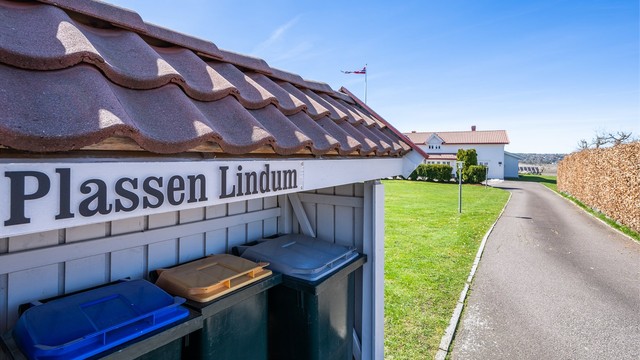 Eiendommen har en pent opparbeidet og asfaltert adkomstvei.