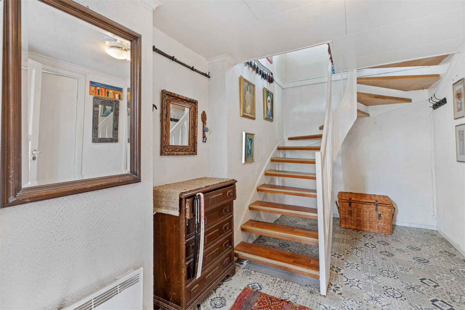 Fra gangen innenfor entréen fører trappen deg opp til hovedetasjen.