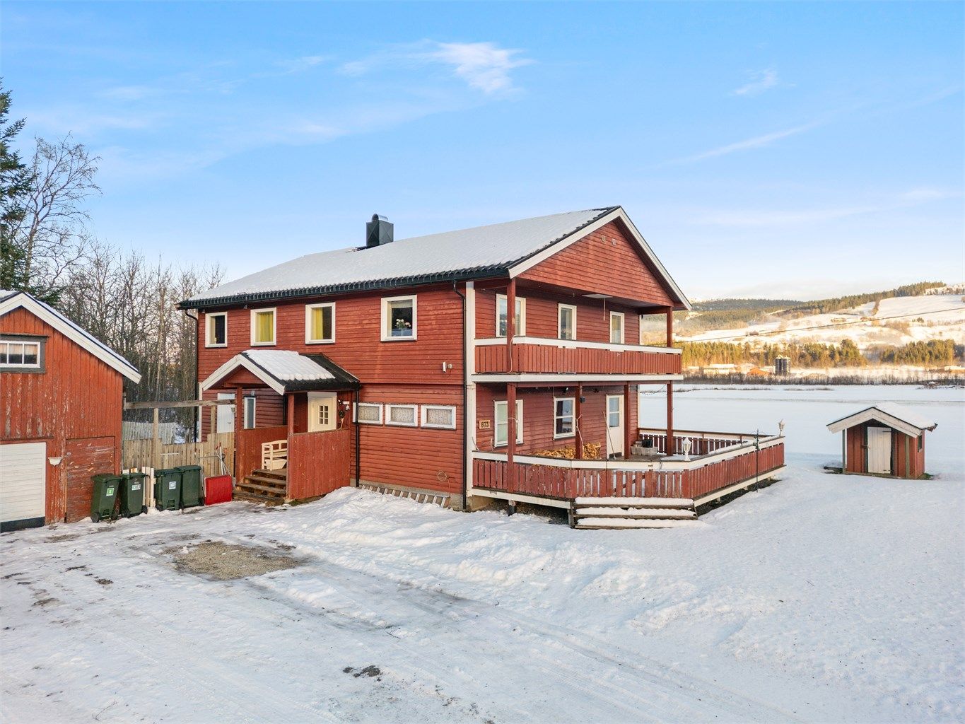 Boligen har gode solforhold og godt med plass rundt veggene. 