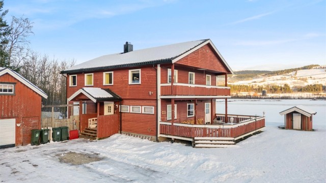Boligen har gode solforhold og godt med plass rundt veggene.