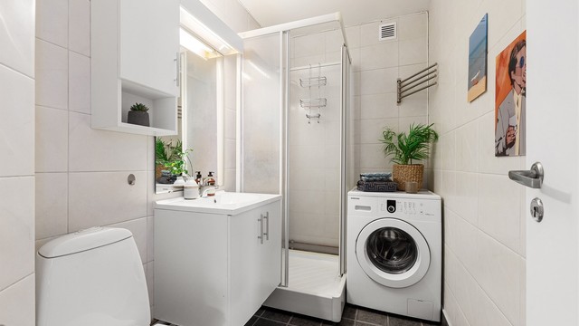 Badet er innredet med servantinnredning, speil med overlys, vegghengt skap, dusjkabinett og toalett. Varmtvann er inkludert i felleskostnadene.