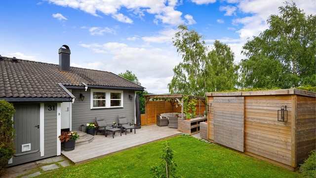 Den store terrassen er en forlengelse av boligen på varme dager.