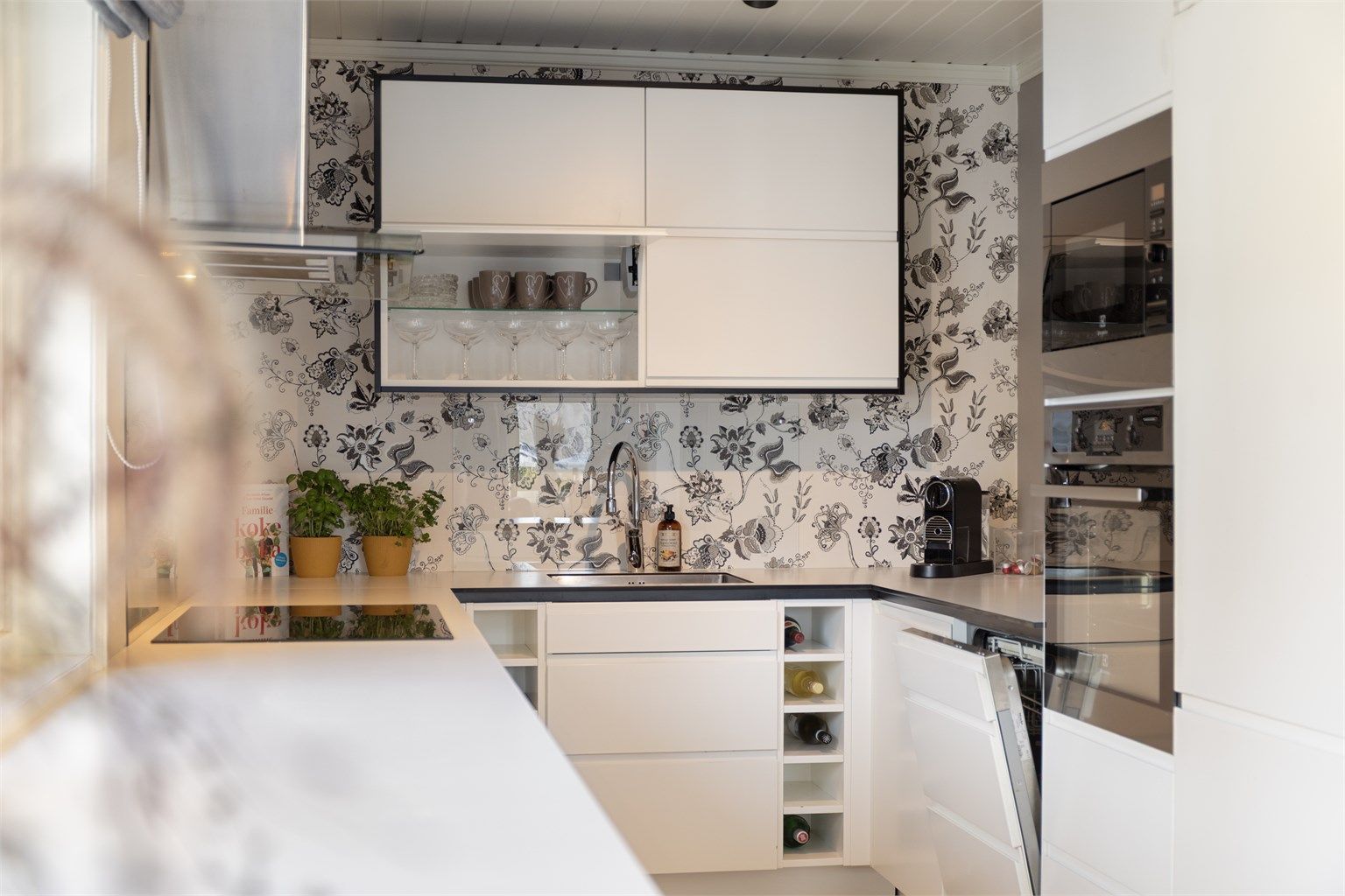 Det er integrerte hvitevarer på kjøkkenet 