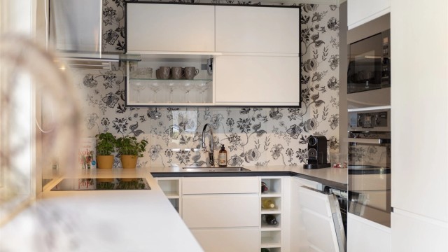 Det er integrerte hvitevarer på kjøkkenet