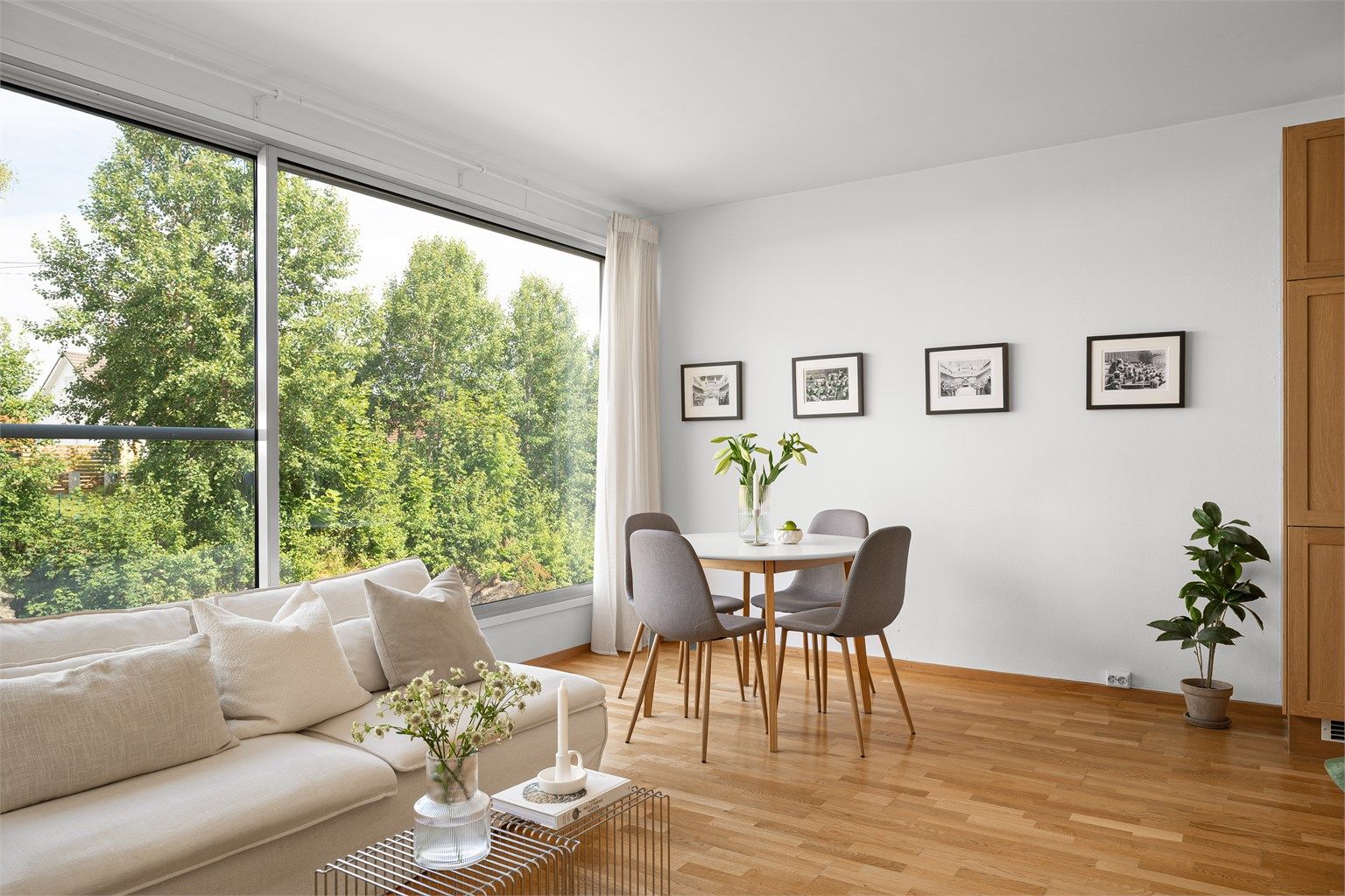 God plass til en større sofa og spisebord. 