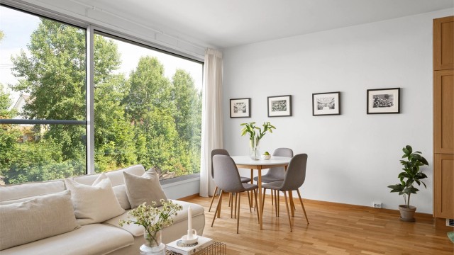 God plass til en større sofa og spisebord.