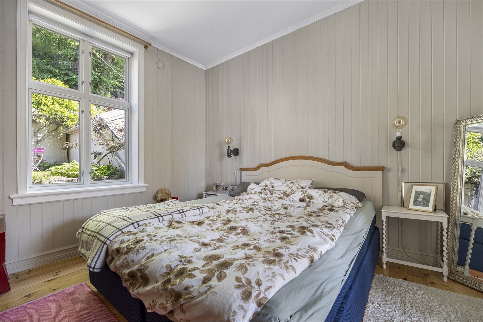 Soverommet i leiligheten har plass til dobbeltseng.