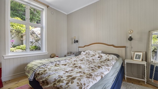 Soverommet i leiligheten har plass til dobbeltseng.
