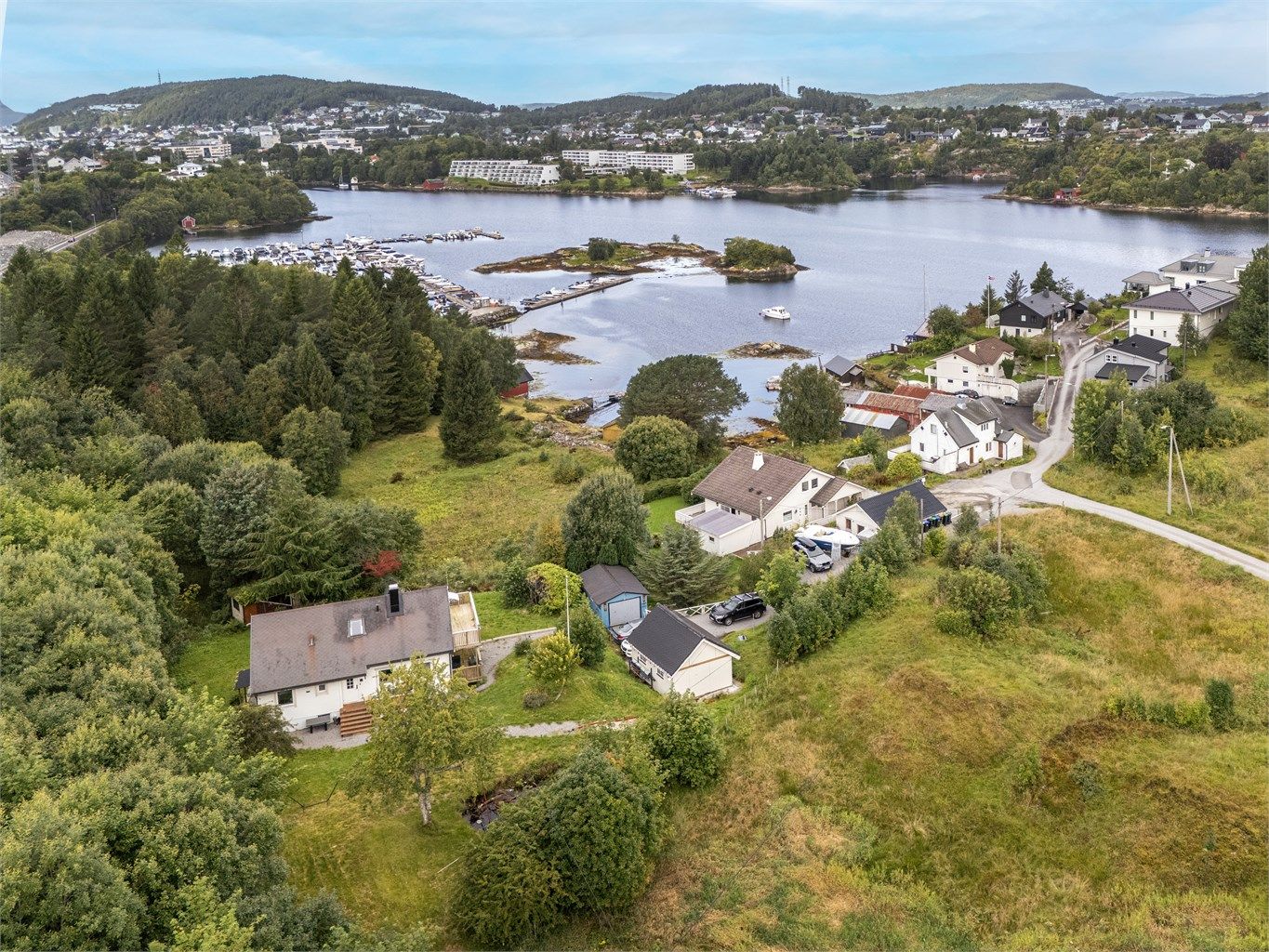 Enebolig over tre plan på en stor, usjenert tomt med gode solforhold.
Foto: John Colbensen