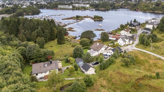 Enebolig over tre plan på en stor, usjenert tomt med gode solforhold.
Foto: John Colbensen
