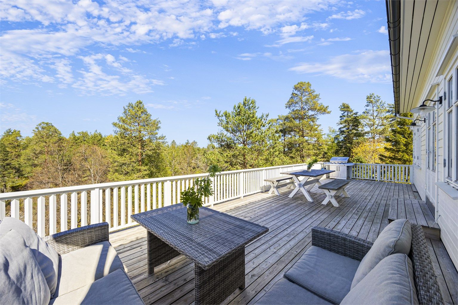 Fra stuen er det utgang til en terrasse på 47 m², med god plass til flere sittegrupper og fantastiske solforhold.