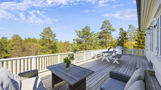 Fra stuen er det utgang til en terrasse på 47 m², med god plass til flere sittegrupper og fantastiske solforhold.