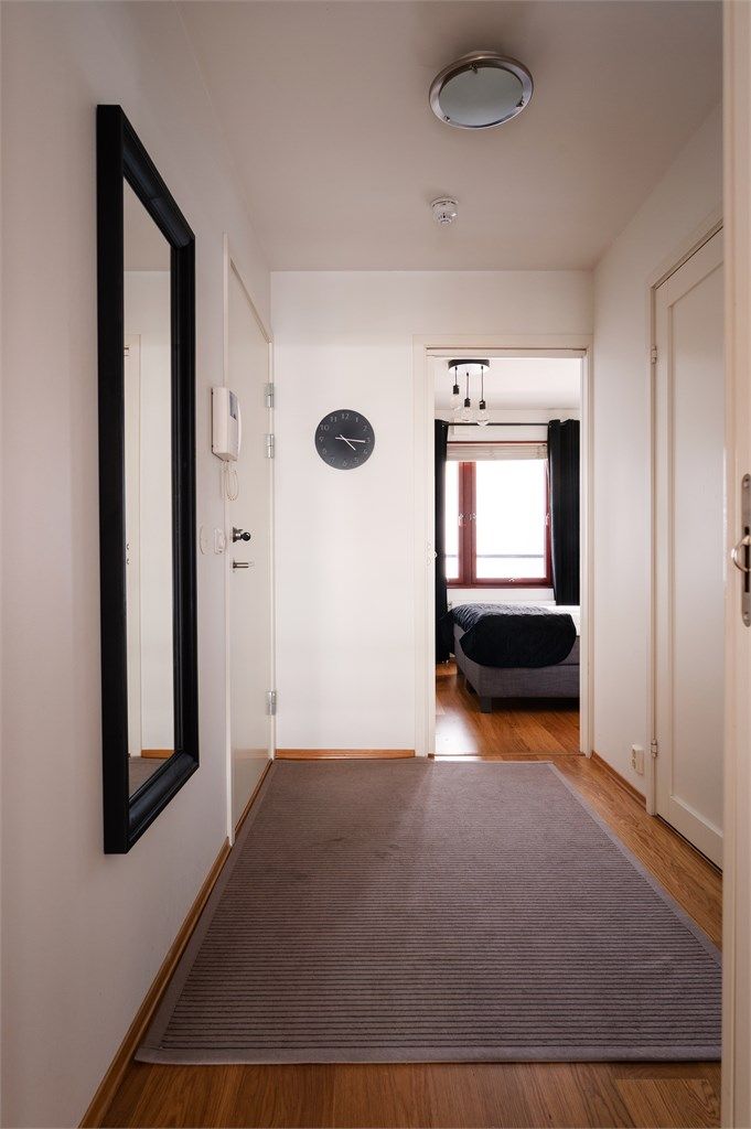 Lys og praktisk entré med god plass til å henge fra seg yttertøy og skotøy. Velkommen inn!