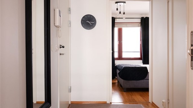 Lys og praktisk entré med god plass til å henge fra seg yttertøy og skotøy. Velkommen inn!