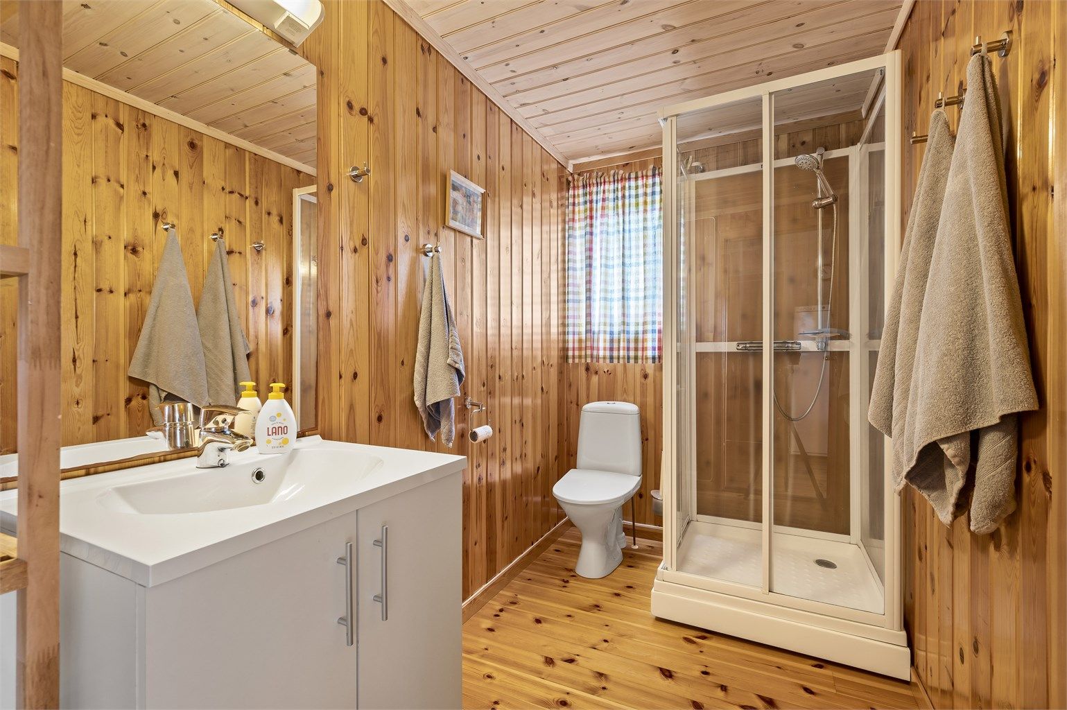Bad med wc, servant i seksjon og dusjkabinett. (Rommet er ikke godkjent som våtrom).