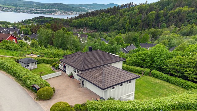Beliggende høyt, solrikt og med flott utsikt
