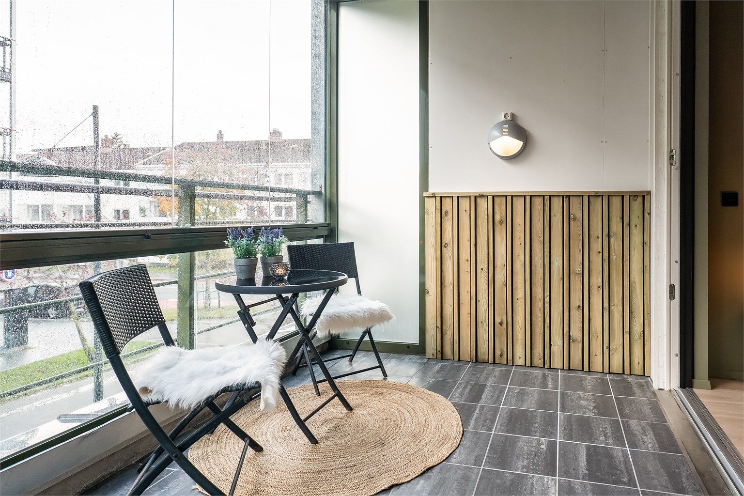 Balkongen er romslig, og har et areal på ca 8 kvm. Innglassingen har en skyveløsning så den kan åpnes helt opp om ønskelig