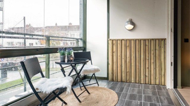 Balkongen er romslig, og har et areal på ca 8 kvm. Innglassingen har en skyveløsning så den kan åpnes helt opp om ønskelig
