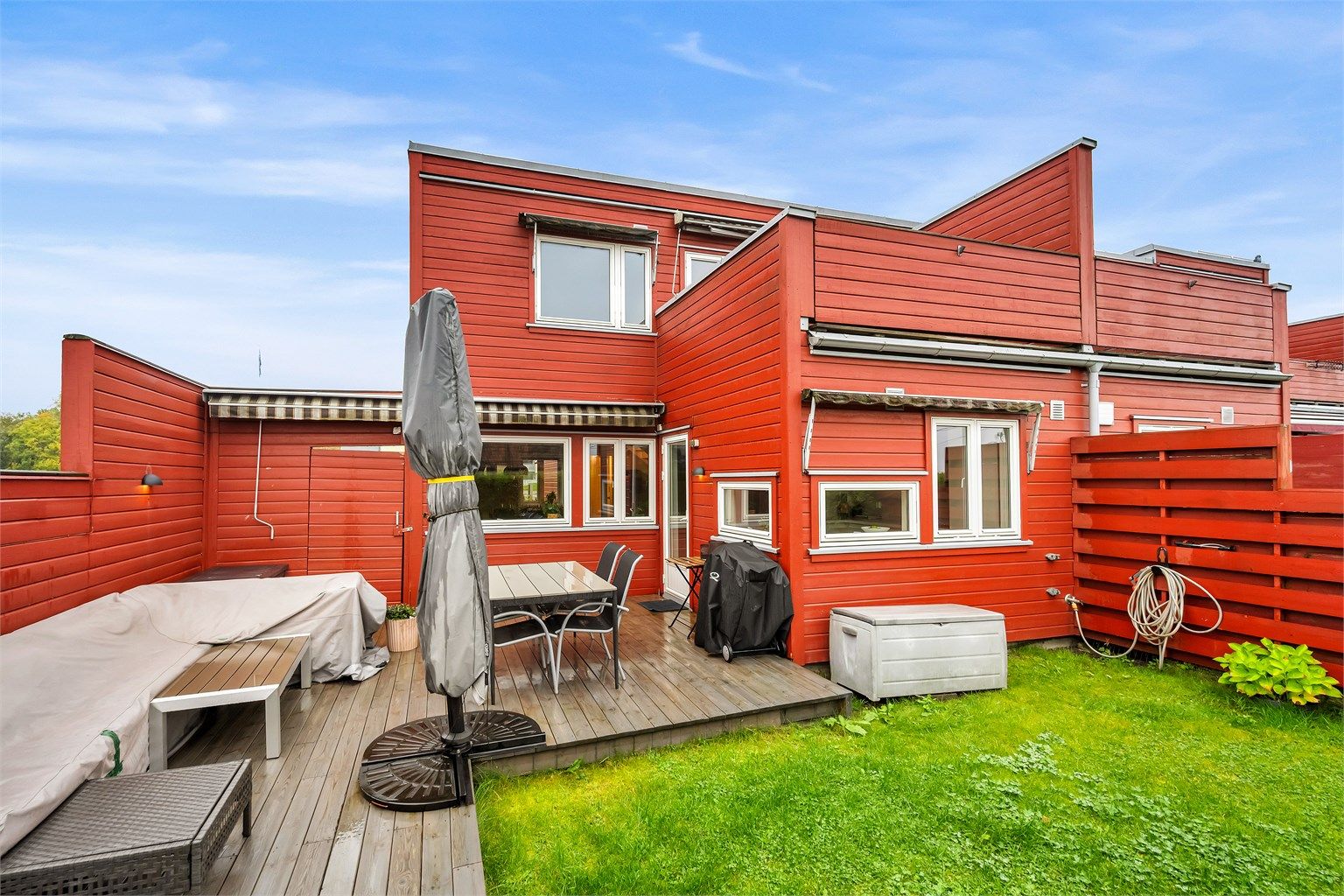 Den skjermede terrassen på ca. 30 m² har terrassebord i tre, levegger og markise, med gode solforhold og utebelysning som forlenger de lyse kveldene.