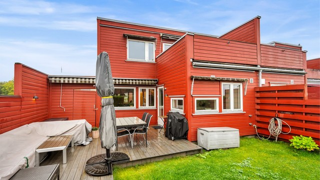 Den skjermede terrassen på ca. 30 m² har terrassebord i tre, levegger og markise, med gode solforhold og utebelysning som forlenger de lyse kveldene.