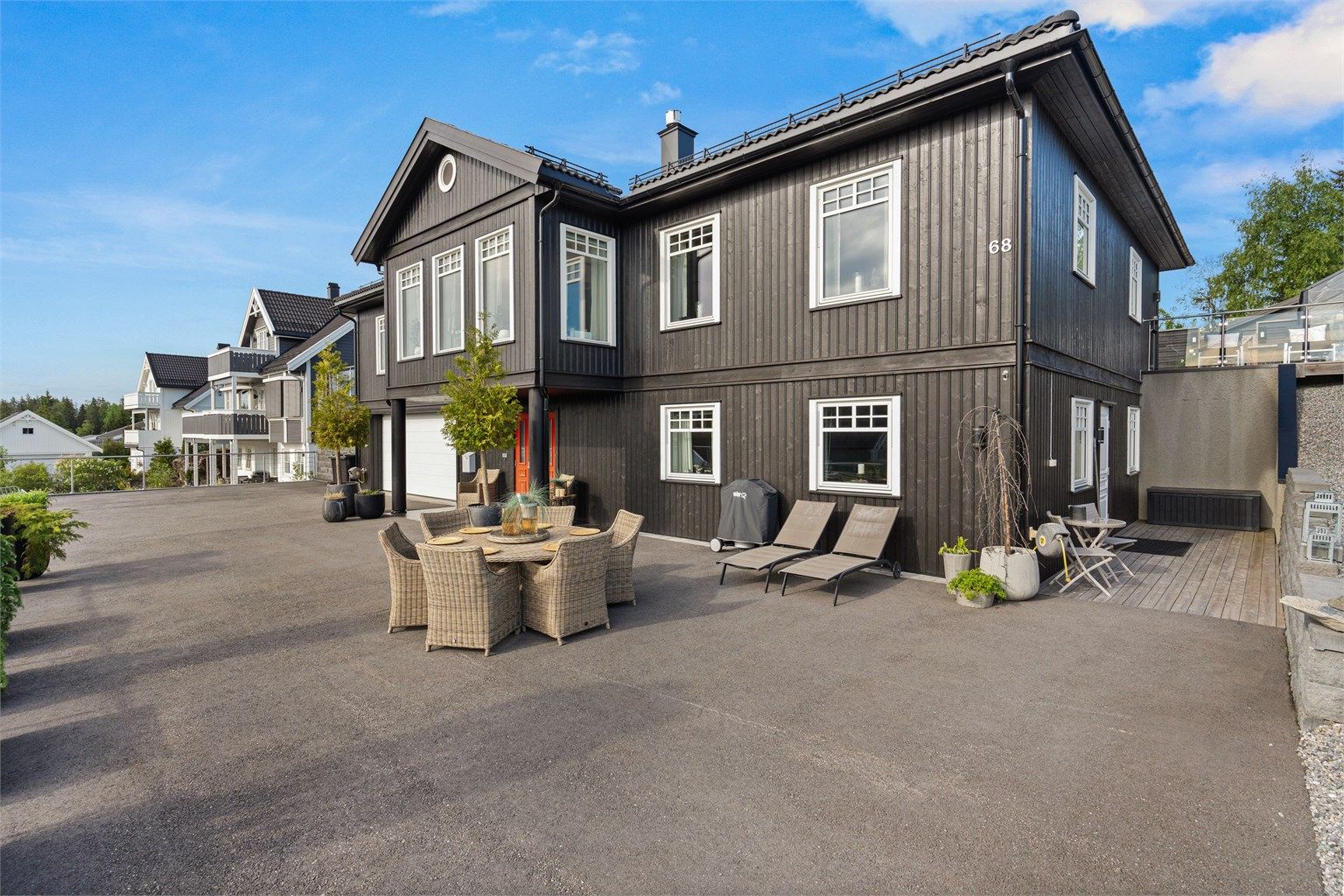 Lettstelt og svært innbydende område i forkant av boligen.