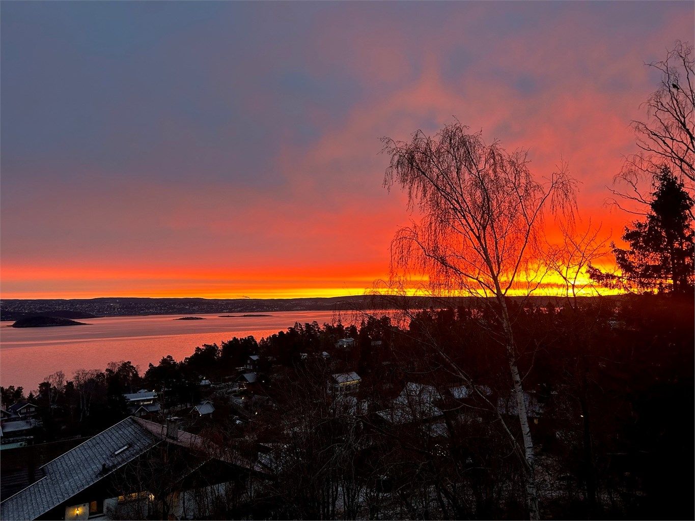 Selgers foto: Morgenhimmelen gløder over Oslofjorden og gir en helt unik start på dagen – sett fra egen stue.
