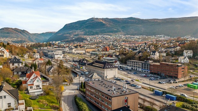 Leiligheten ligger sentralt plassert i forhold til kollektiv transport. Borettslaget holder på å få installert 5G antenner fra Telenor som "leier" plass. Inntektene går til borettslaget.