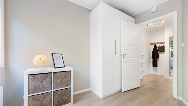 - Soverommet er utstyrt med stort garderobeskap og har lysmalte overflater -