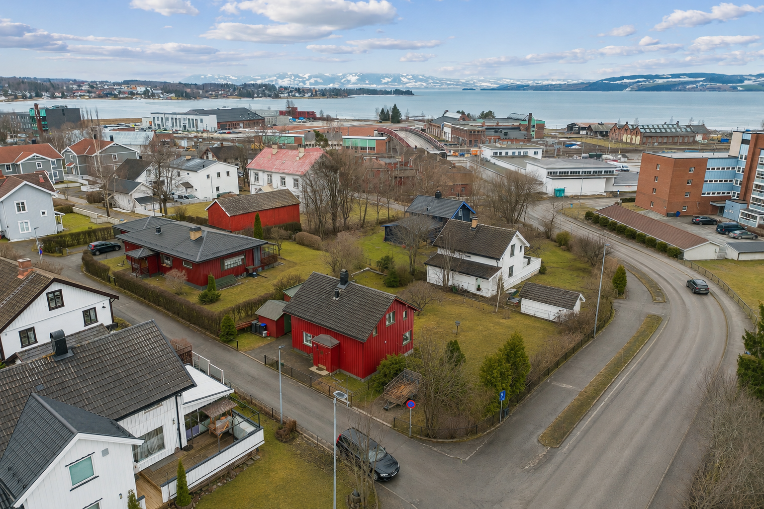 Fra eiendommen er det gangavstand til sentrum, togstasjonen, CC Hamar mm.
