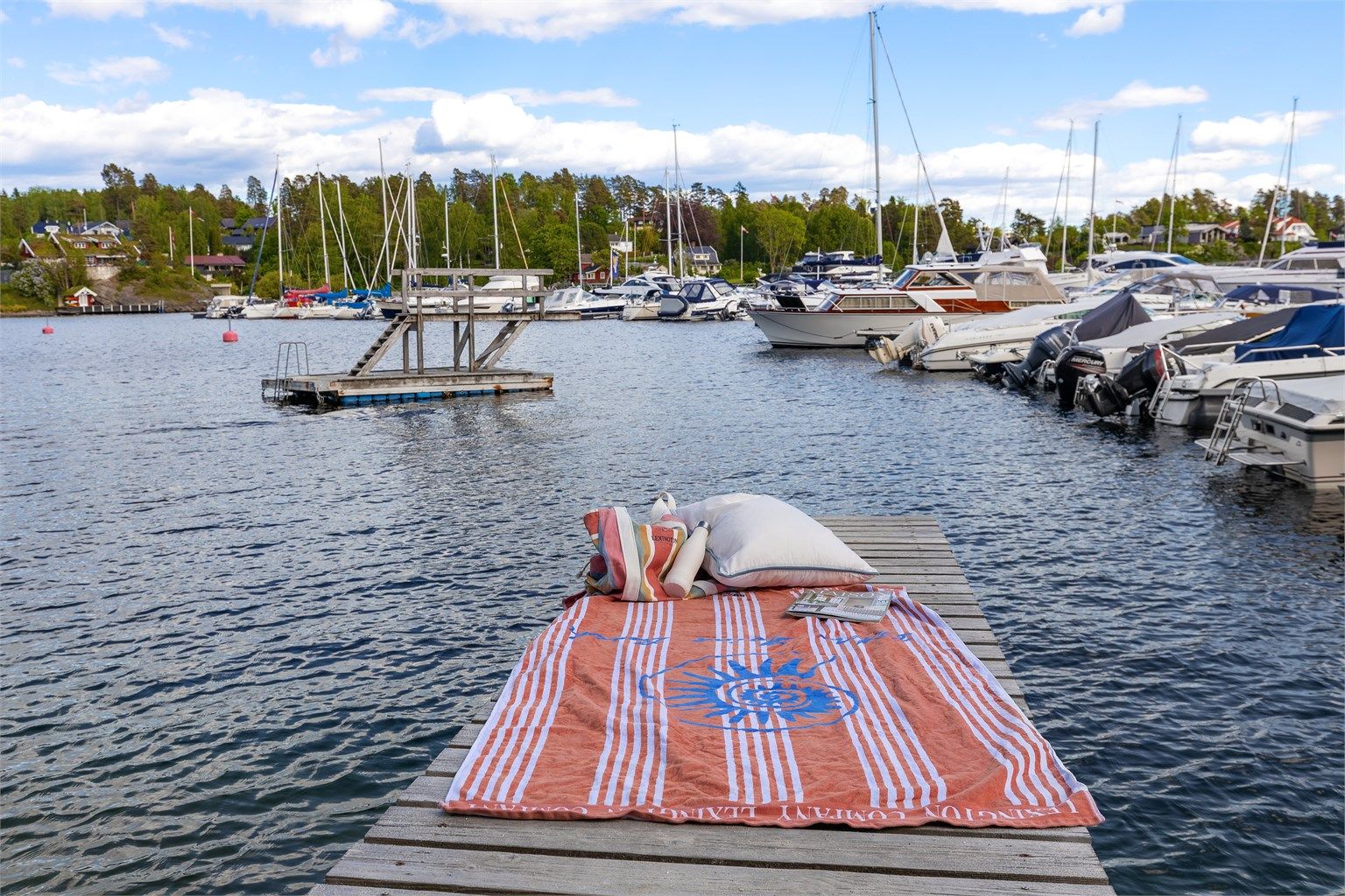 Stemningsbilde fra båt- og strandliv på havna som ligger i gangavstand fra boligen.