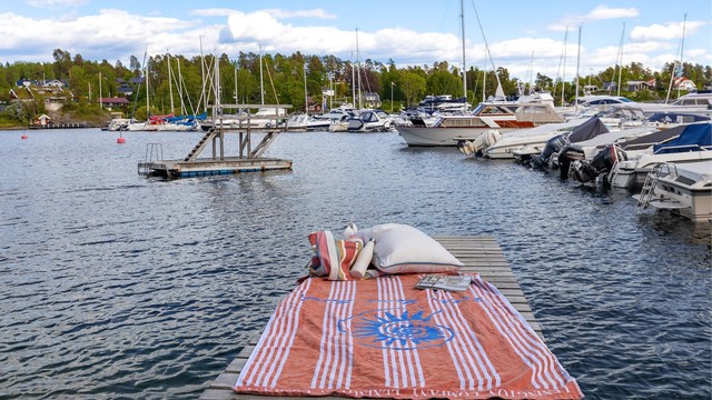 Stemningsbilde fra båt- og strandliv på havna som ligger i gangavstand fra boligen.