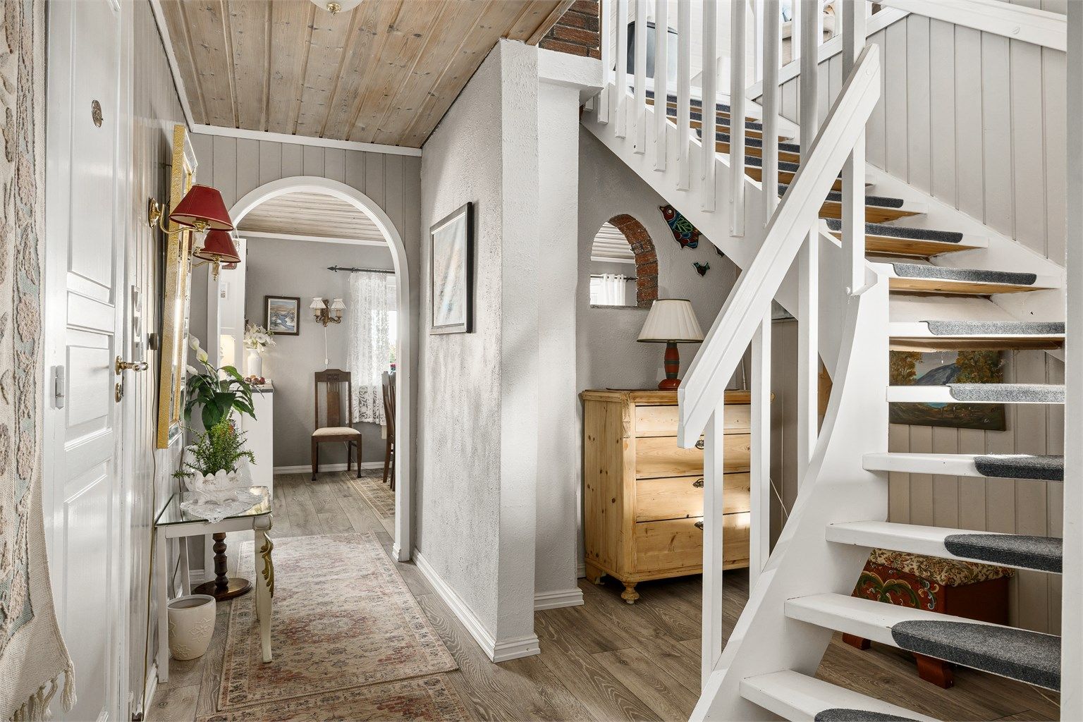 Gangen leder inn til stua eller opp til 2. etasje via svingtrapp.