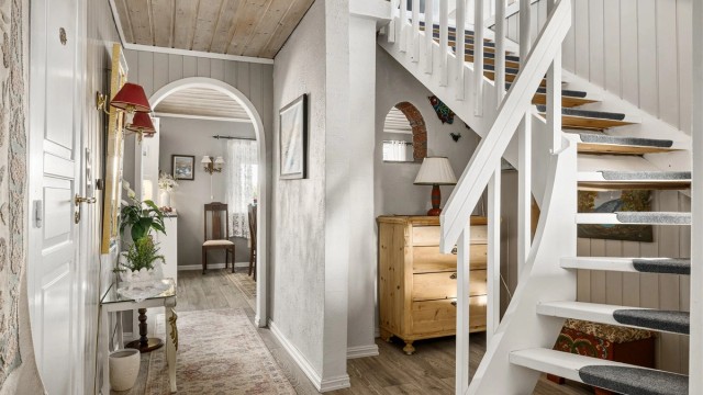 Gangen leder inn til stua eller opp til 2. etasje via svingtrapp.