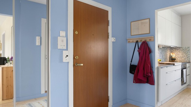 En lyd- og brannklassifisert entrédør gir trygghet. Leiligheten disponerer tre boder for ekstra lagringsplass.