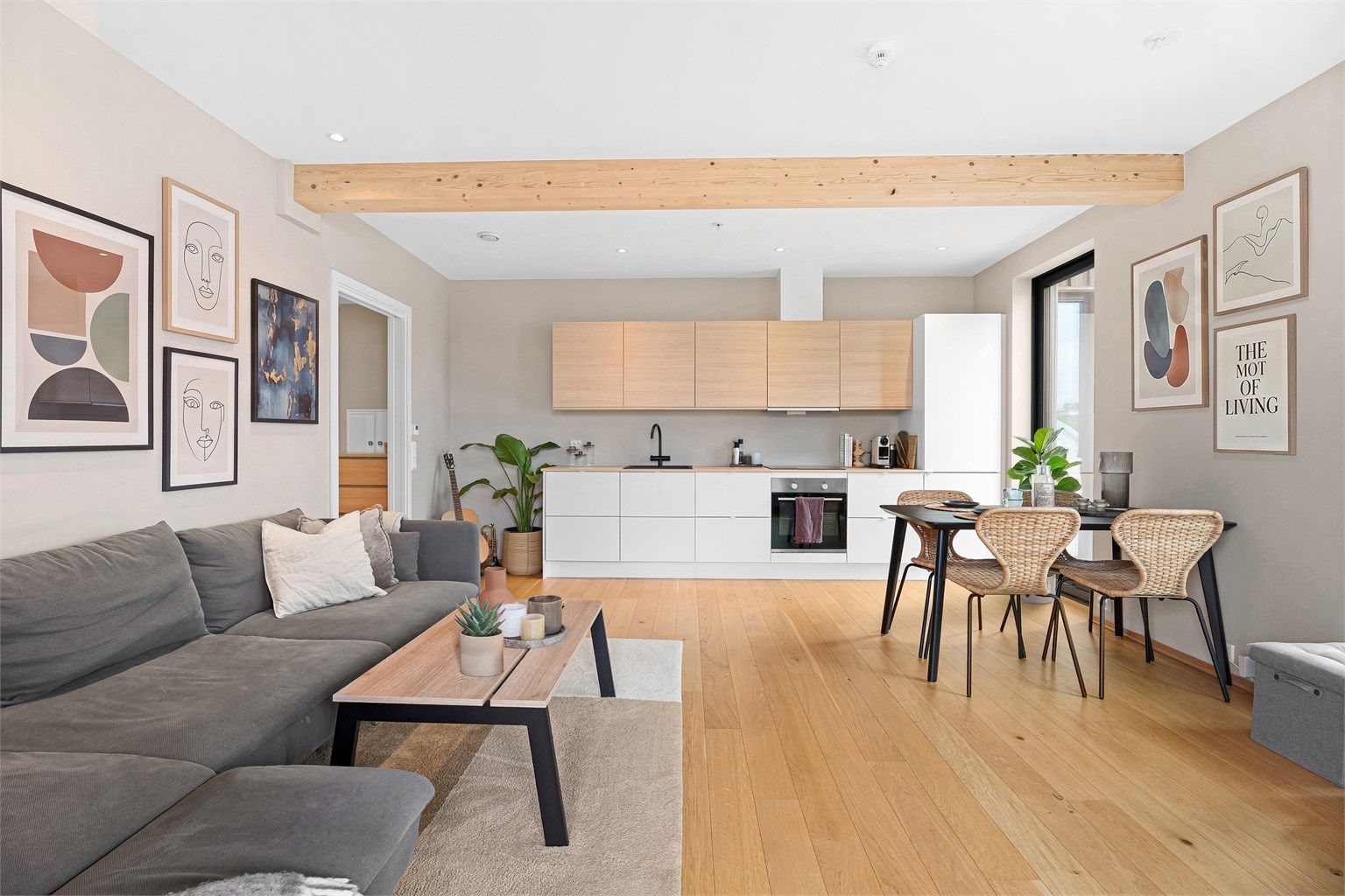 Romslig stue med god plass til sofa og spisebord