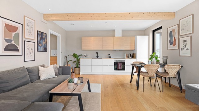 Romslig stue med god plass til sofa og spisebord