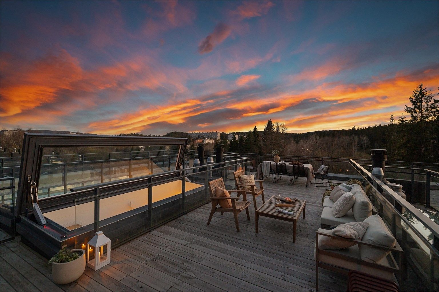 Herlig takterrasse på hele 41 kvm gir ett helt unikt uterom med gode solforhold og flott utsikt