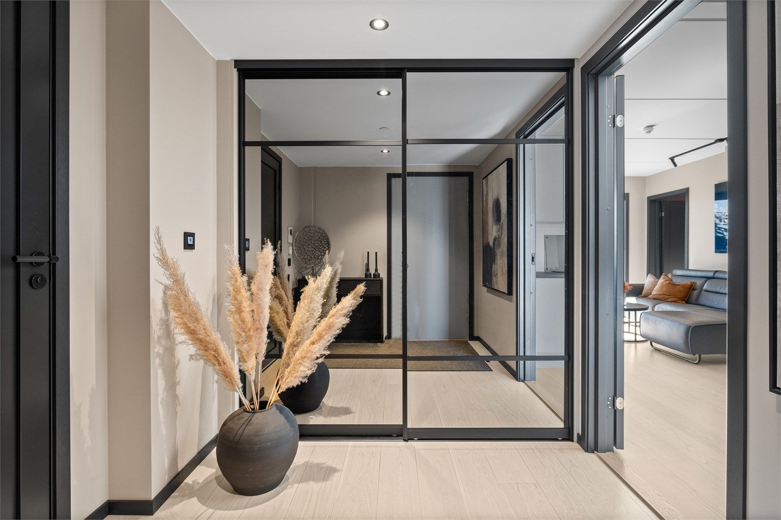 Entréen har skyvedørsgarderobe for en ryddig lagring av ytterklær og sko.