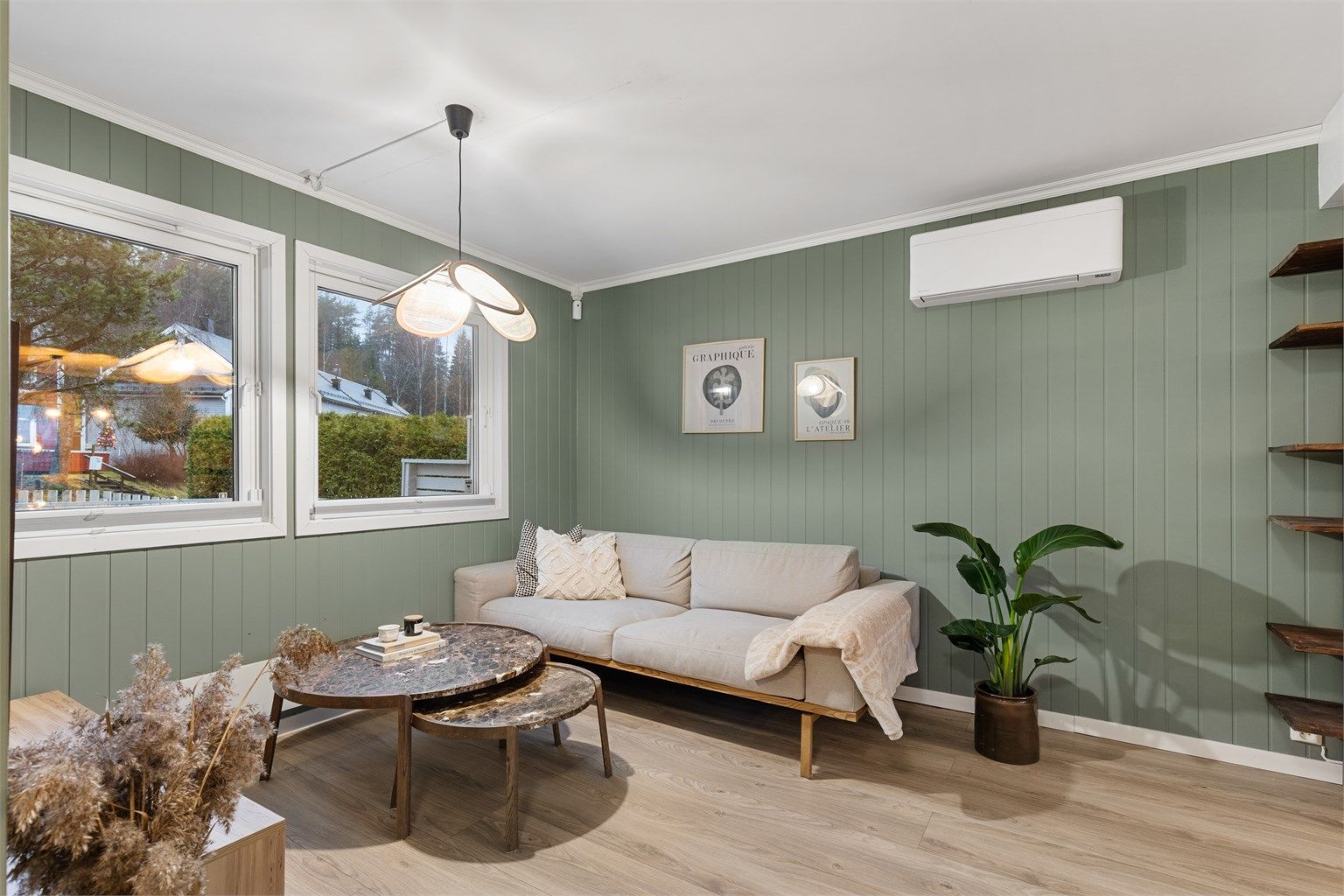 Stuen er av god størrelse med plass til sofa, salongbord og TV-seksjon.