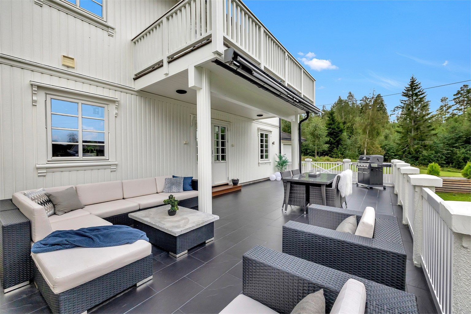 Terrassen har utebelysning, utvendig stikkontakt og markise