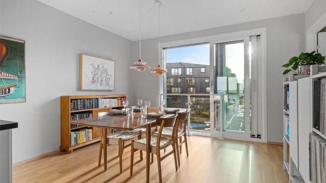 Det er fransk balkongløsning mot atrium, og skyvedør man kan trekke forbi.