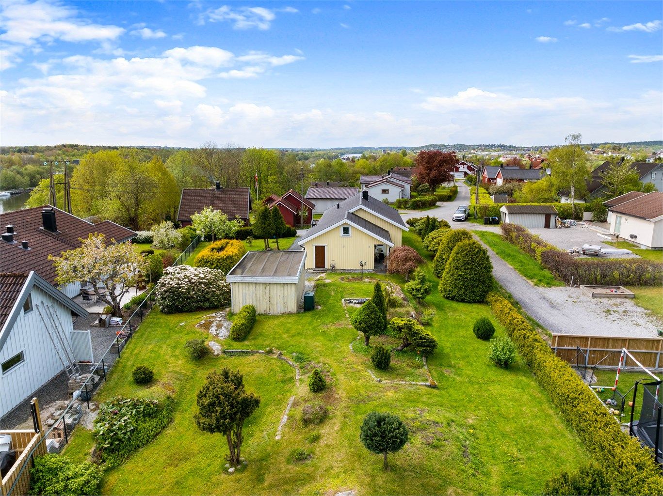 En omfangsrik, veletablert og velstelt hage med vakre prydbusker er anlagt over begge eiendommer.