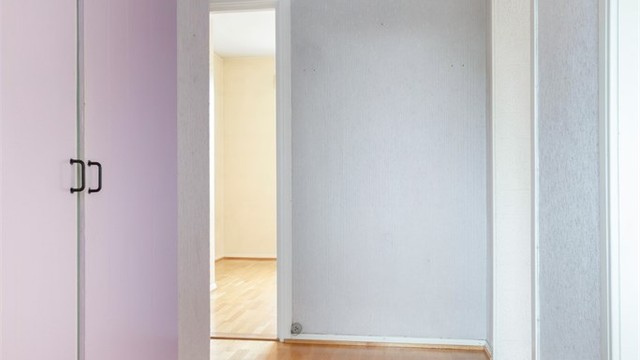 Entréen har integrert garderobeskap til oppheng av yttertøy og oppbevaring av sko.