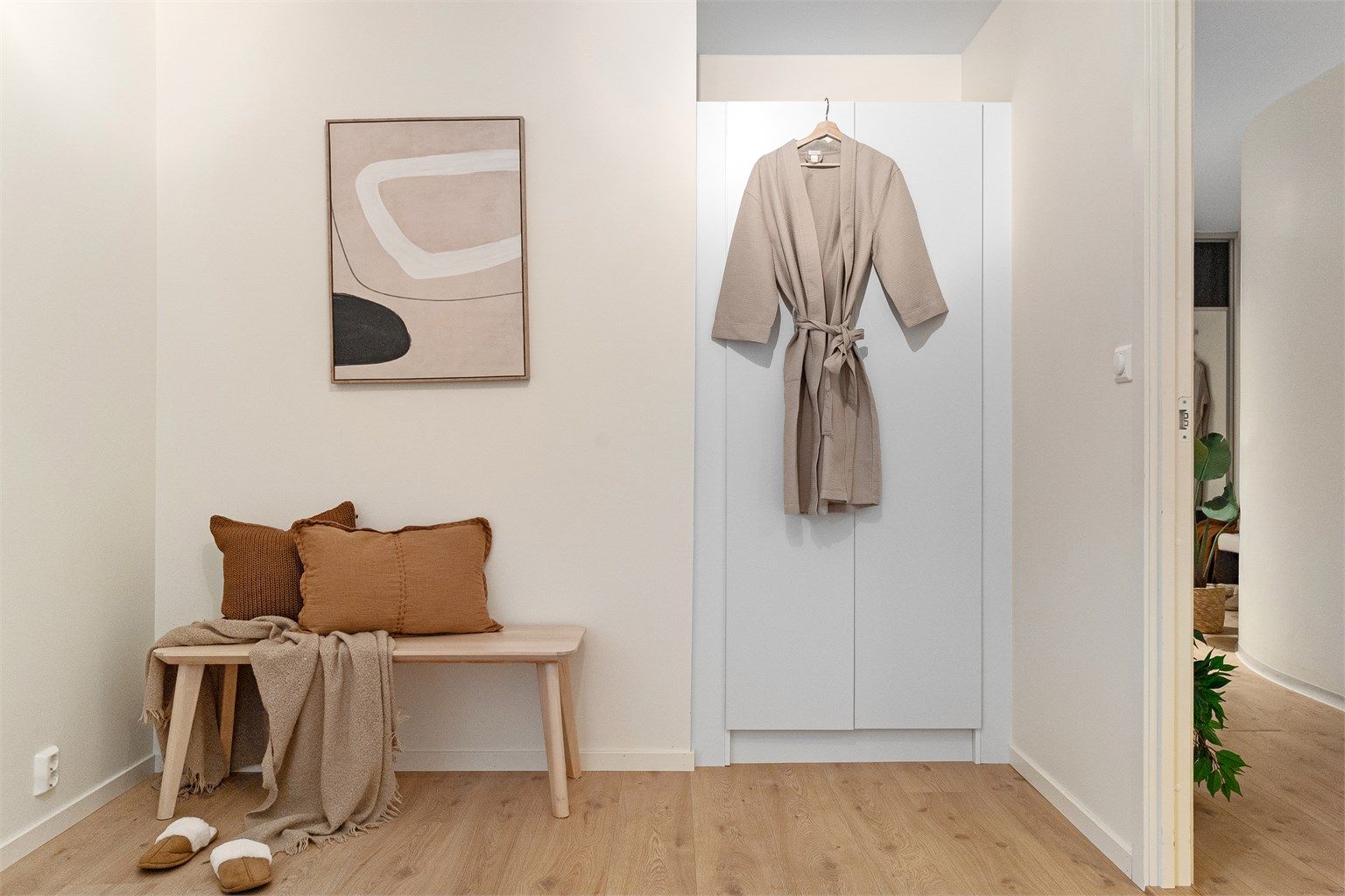 - Innredet med garderobeskap -