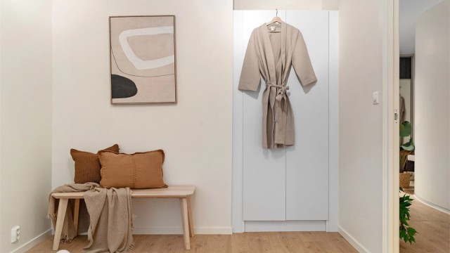 - Innredet med garderobeskap -