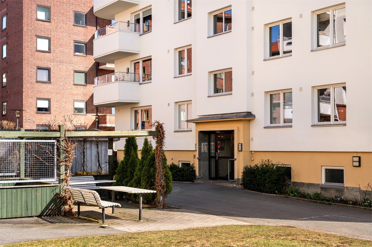 Inngangsparti med sykkelskur til venstre i bildet. Borettslaget har også innvendig sykkelparkering