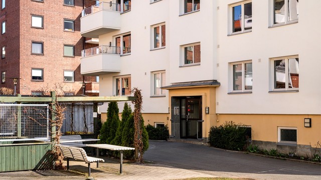 Inngangsparti med sykkelskur til venstre i bildet. Borettslaget har også innvendig sykkelparkering