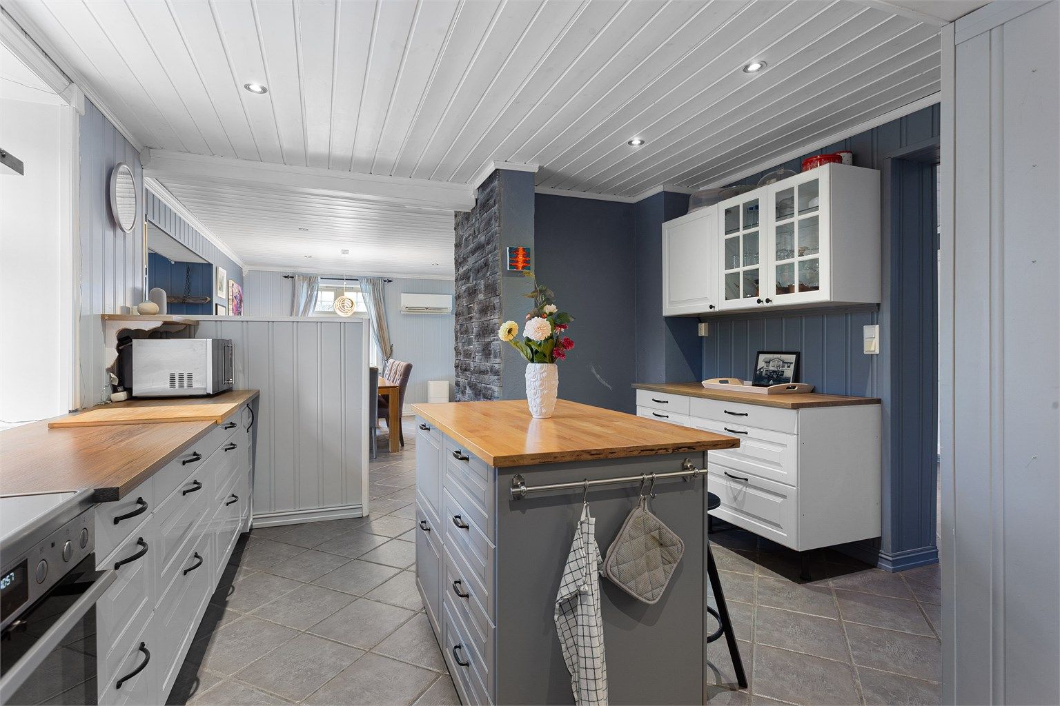 Kjøkkenøy med skuffer og heltreplate