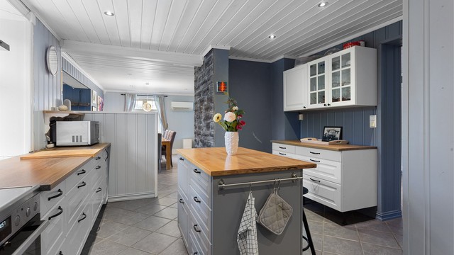 Kjøkkenøy med skuffer og heltreplate